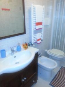 瓦爾蒙托的住宿－德切巴爾之子度假屋，一间带水槽、卫生间和镜子的浴室