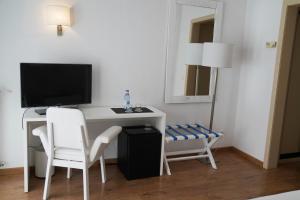 Televízia a/alebo spoločenská miestnosť v ubytovaní Hotel Medium Sitges Park