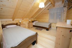Postel nebo postele na pokoji v ubytování Hunting Lodge Blatusko Brdo