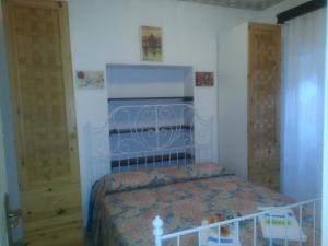 ヴァルモントーネにあるFigli di Decebaloのドア付きの部屋にベッド付きのベッドルームがあります。