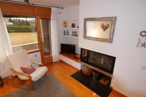 sala de estar con chimenea y silla en Cozy Apartment in Alp, en Alp