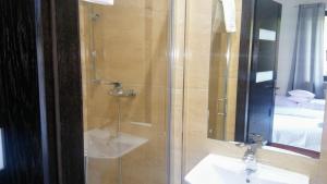 Salle de bains dans l'établissement Willa Raj