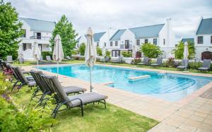 Swimming pool sa o malapit sa Collection Luxury Apartments 31 Winelands Lodge