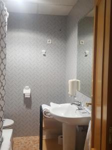 a bathroom with a sink and a toilet at Hotel Laberinto in Sigüenza