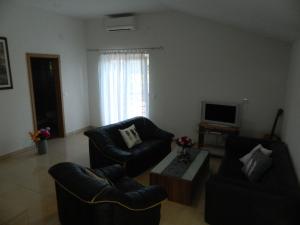 un soggiorno con 2 sedie e una TV di Apartment Gordana a Pola (Pula)