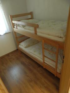 2 letti a castello in una camera con pavimento in legno di Apartment Gordana a Pola (Pula)