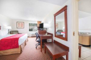 Postel nebo postele na pokoji v ubytování Ramada by Wyndham Enid