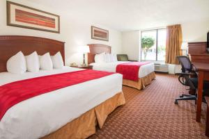Postel nebo postele na pokoji v ubytování Ramada by Wyndham Enid