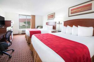 Postel nebo postele na pokoji v ubytování Ramada by Wyndham Enid