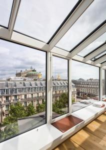 パリにあるオペラ リュー ユニークの市街を望む大きな窓が備わる客室です。