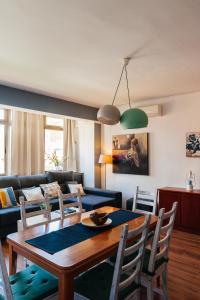 uma sala de estar com uma mesa e um sofá em Apartamento Guillermo Tell em Barcelona
