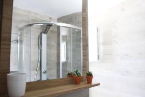 Kúpeľňa v ubytovaní Penthouse & apartments by the Sea airport Airstay