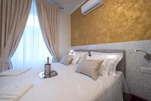 um quarto com uma grande cama branca e uma janela em Vista dał Mare em Split