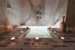 um quarto com velas no chão e uma banheira em Vista dał Mare em Split
