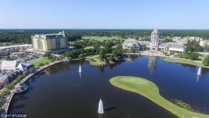 - une vue aérienne sur un lac avec un voilier dans l'eau dans l'établissement World Golf Village Renaissance St. Augustine Resort, à Saint Augustine 65 autres photos