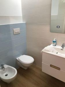 bagno con servizi igienici bianchi e lavandino di Villa Simon a Lamezia Terme