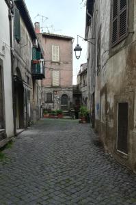 una strada vuota in un vicolo con edifici di La Tana Del Ghettaccio a Viterbo