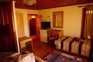 TV tai viihdekeskus majoituspaikassa Kallisto Traditional Guesthouse
