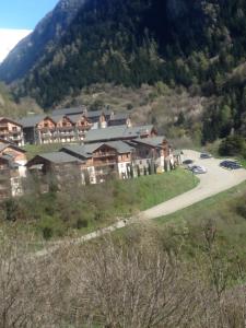 un complexe avec une route en face d'une montagne dans l'établissement Appartement 2 pieces Orelle les trois Vallées 6 personnes, à Orelle