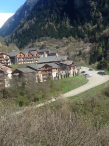 a resort with a road in front of a mountain at Appartement 2 pieces Orelle les trois Vallées 6 personnes in Orelle