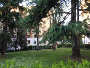 ミラノにあるApartment Chiesarossaの背景の木立公園