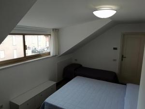 - une petite chambre avec un lit et une fenêtre dans l'établissement Casa vacanze Maria Chiara, à San Benedetto del Tronto