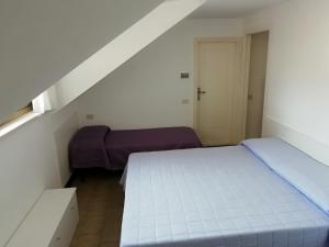 een kleine kamer met een bed en een raam bij Casa vacanze Maria Chiara in San Benedetto del Tronto