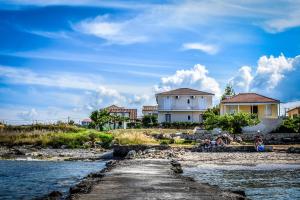 una casa a orillas de un río en Pelagion II Sea Coral - Beachfront holiday home en Kipseli