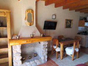 sala de estar con chimenea y mesa en Villa Cerro Catedral en San Carlos de Bariloche