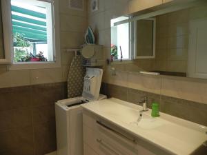 W łazience znajduje się umywalka i lustro. w obiekcie gure xokoa w mieście Urrugne
