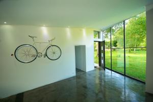 een fiets hangend aan de muur van een huis bij La grange des Palles in Vijon