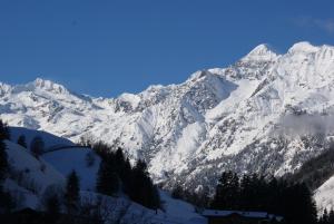 Vista generica sulle montagne o vista sulle montagne dall'interno dell'hotel