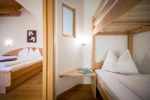 Letto o letti in una camera di Hotel Alpin