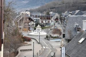 サン・ラリー・スランにあるLa montagne d'aureの通りの中間の噴水のある町