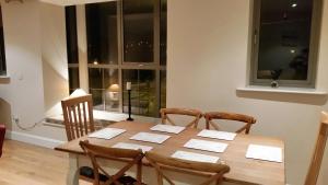 einem Esstisch mit 4 Stühlen und einem Fenster in der Unterkunft Apartment 2 Oakleigh House in Cork