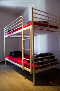ラゴスにあるCloud 9 Hostelの二段ベッド2組が備わる客室です。