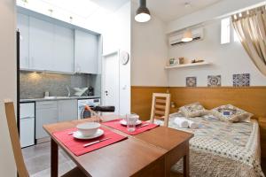 a small apartment with a table and a bed at Cozy Quiet Flat - Trindade Station in Porto