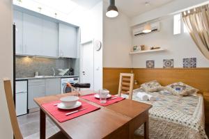 a small apartment with a table and a bed at Host Wise - Cozy Quiet Flat - Trindade Station in Porto