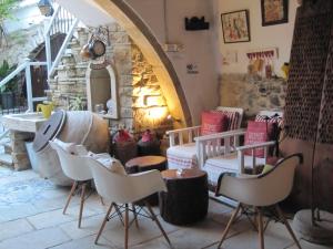 een kamer met stoelen en een tafel en een vat bij Stratos ArtDeco House in Kalavasos