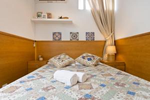 a bedroom with a bed with towels on it at Cozy Quiet Flat - Trindade Station in Porto