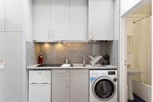 a kitchen with a washing machine and a sink at Host Wise - Cozy Quiet Flat - Trindade Station in Porto