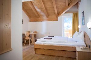 Letto o letti in una camera di Hotel Alpin