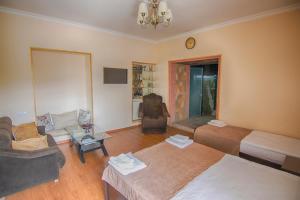una sala de estar con una cama y un sofá en Art Apartment, en Tiflis