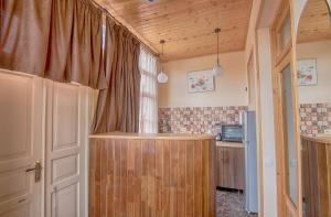Una cocina con encimera de madera en una habitación. en Art Apartment, en Tiflis