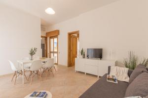 a living room with a couch and a table at Villetta Mimosa in Torre Lapillo