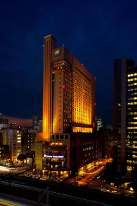 東京にある第一ホテル東京の夜の街灯が灯る大きな建物