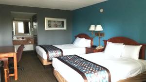 Un pat sau paturi într-o cameră la Americas Best Value Inn St. Louis Downtown