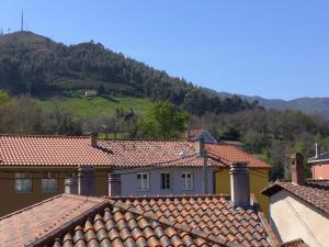 ヌエバ・デ・リャネスにあるApartamento en Nueva de Llanesの山を背景とした家屋群