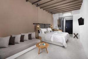Cama ou camas em um quarto em My Mykonos Hotel