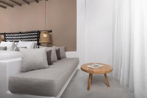 Uma área de estar em My Mykonos Hotel